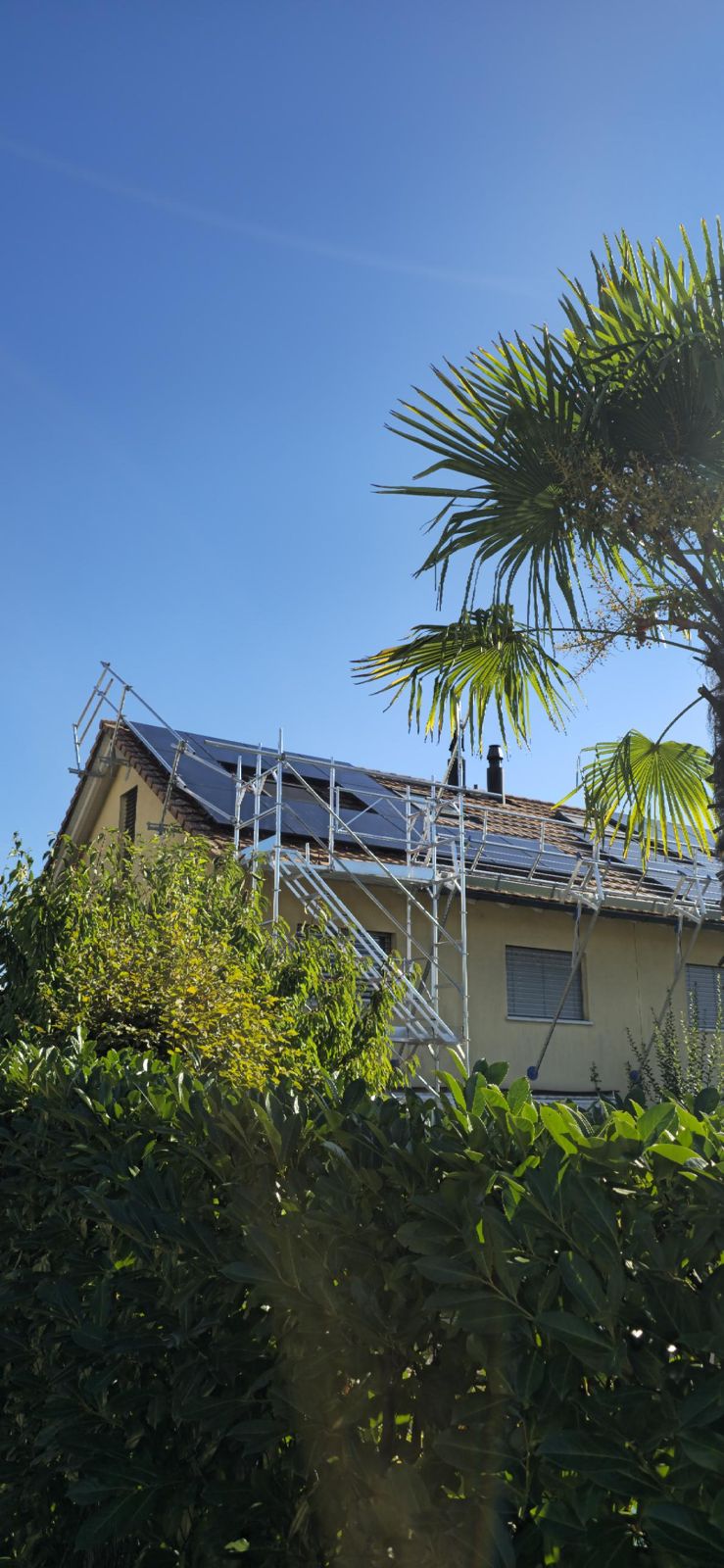 Échafaudage pour installation photovoltaïque monté par Helvix Échafaudages